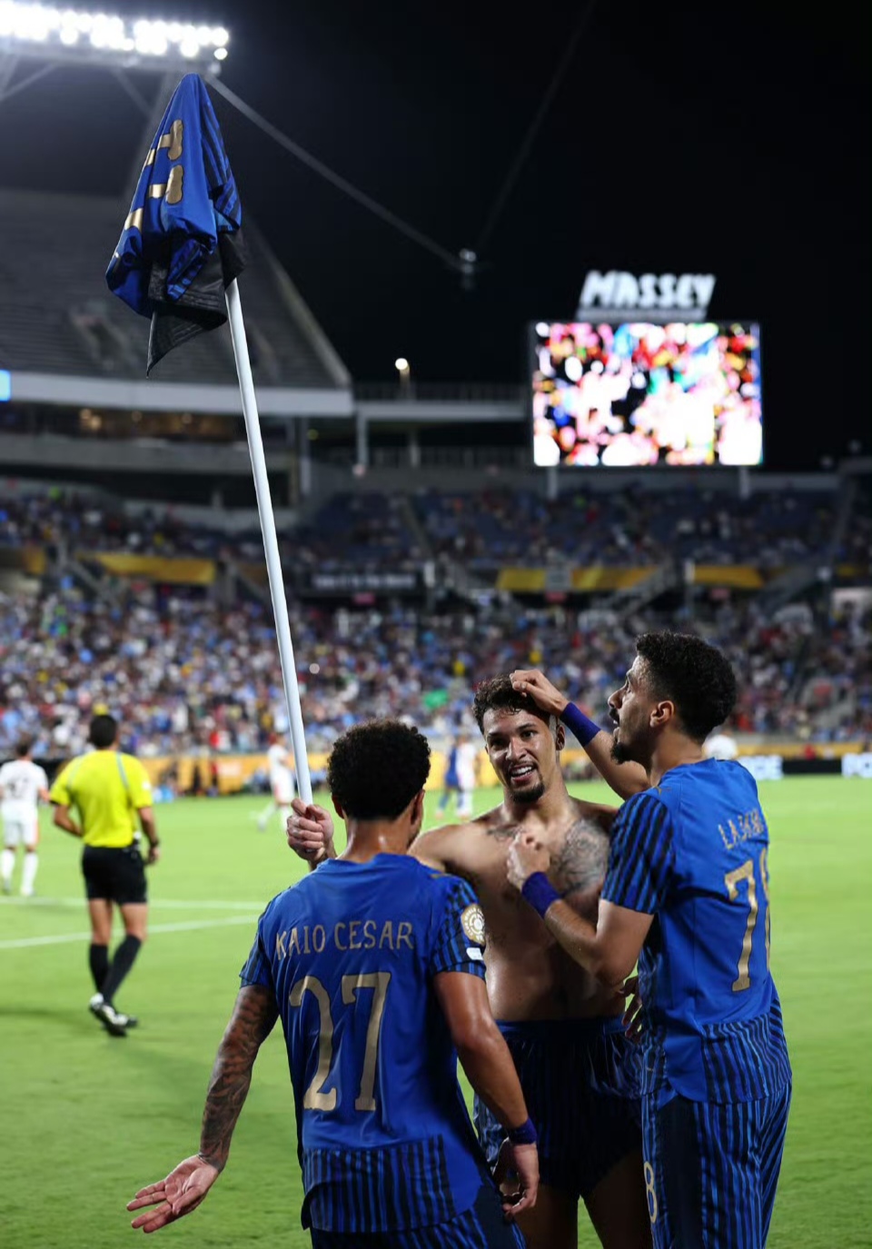 意甲赛程吃紧;拉齐奥窗口期外线爆发;赛场秩序良好;轮换策略成焦点 意甲赛程吃紧;拉齐奥窗口期外线爆发;赛场秩序良好;轮换策略成焦点