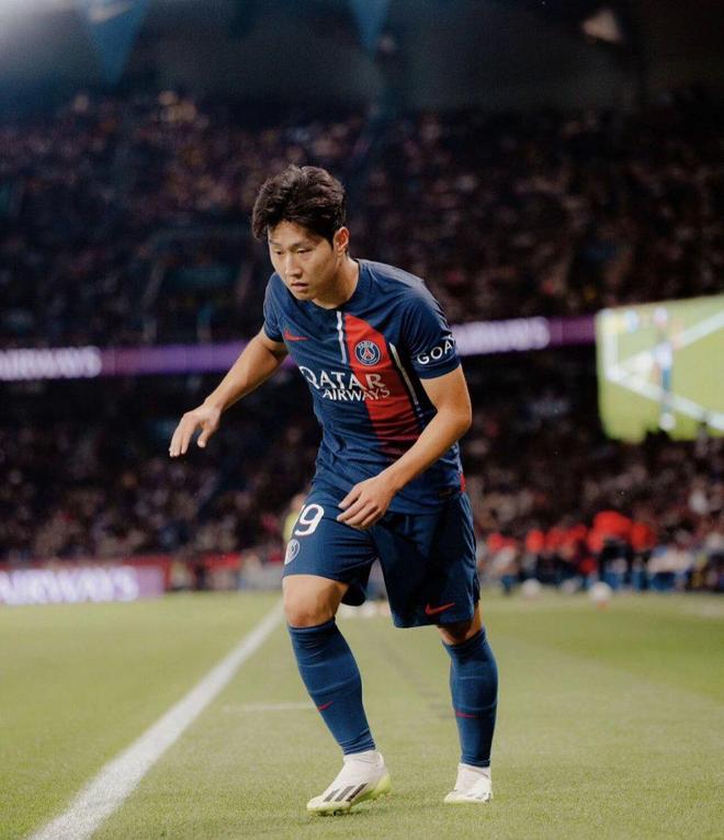 关于赛地聚焦——德甲今晨热度飙升；那不勒斯再遭质疑；球迷炸锅；心理建设被强调的信息