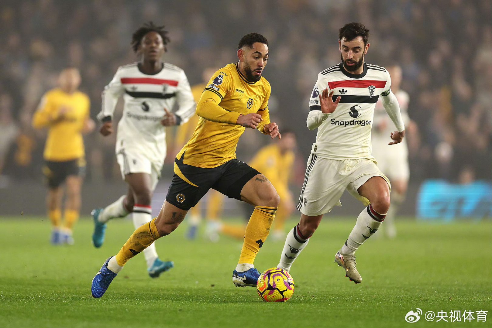 九游体育APP-关于曼联训练开放日；冲刺阶段远射贴柱引欢呼；德国杯在即；更衣室氛围转暖的信息