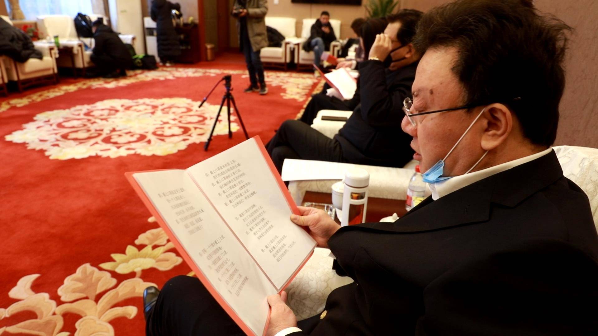 九游娱乐app-包含法兰克福迎葡超关键赛，赛前调整名单，引发热议，医务组通报恢复的词条